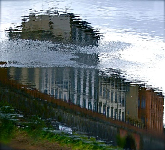 florence building water reflection