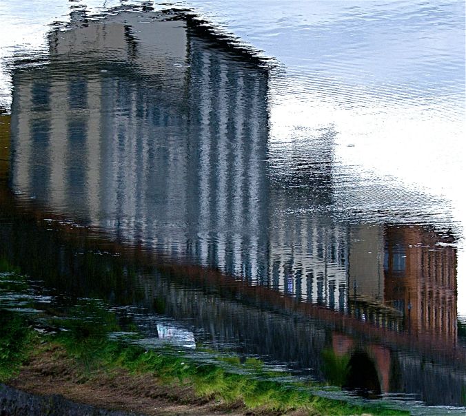 florence water reflection building