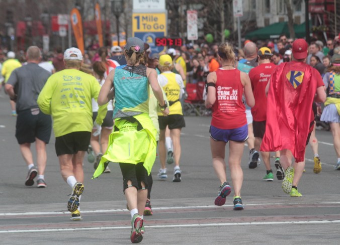 boston marathon 2013 1 mile to go