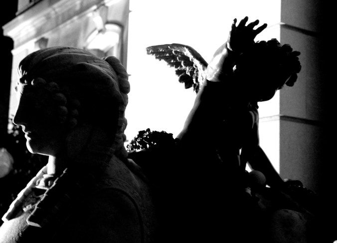 newport the elms outside statue