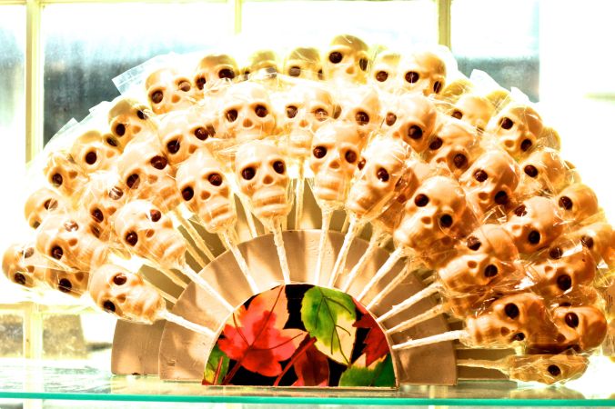 salem ye olde pepper candy shop skull white chocolate lollipops