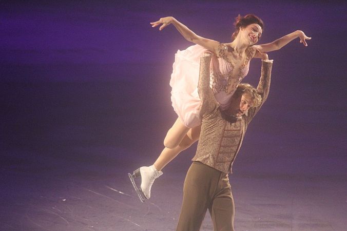 providence dunkin donuts center stars on ice march 14 charlie white meryl davis lift 2