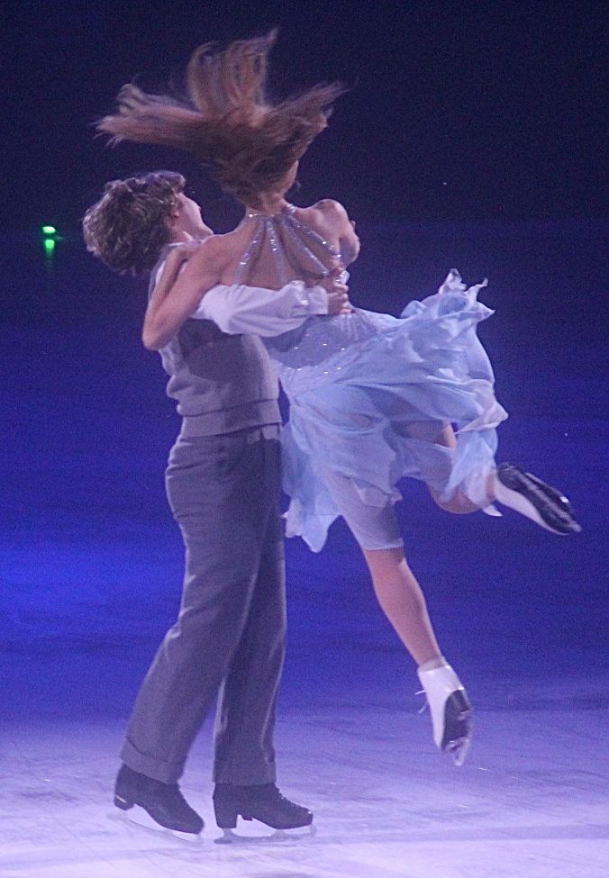 providence dunkin donuts center stars on ice march 14 charlie white meryl davis lift