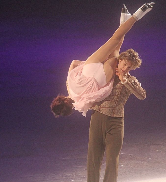 providence dunkin donuts center stars on ice march 14 meryl davis charlie davis upside down