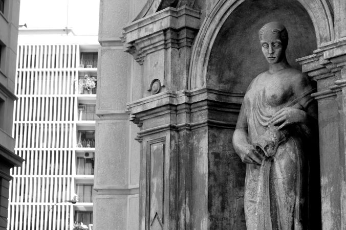 chile santiago government house la moneda area statue