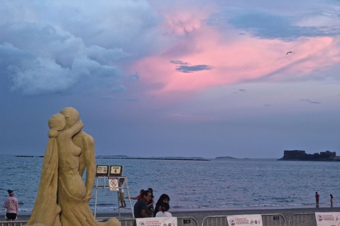 boston revere beach sand sculpture festival couple kissing sunset 3