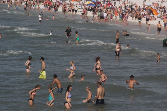 clearwater-beach-people-in-water-2